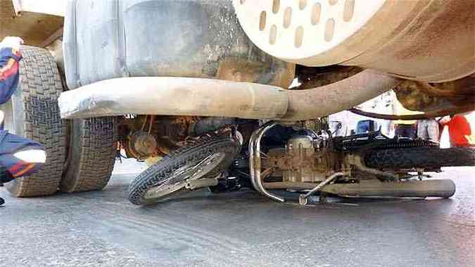Moto ficou presa embaixo do caminho(foto: Corpo de Bombeiros/Divulgao)