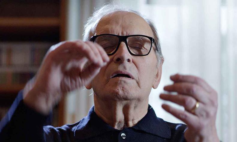 O maestro Ennio Morricone movimenta as mos regendo msica