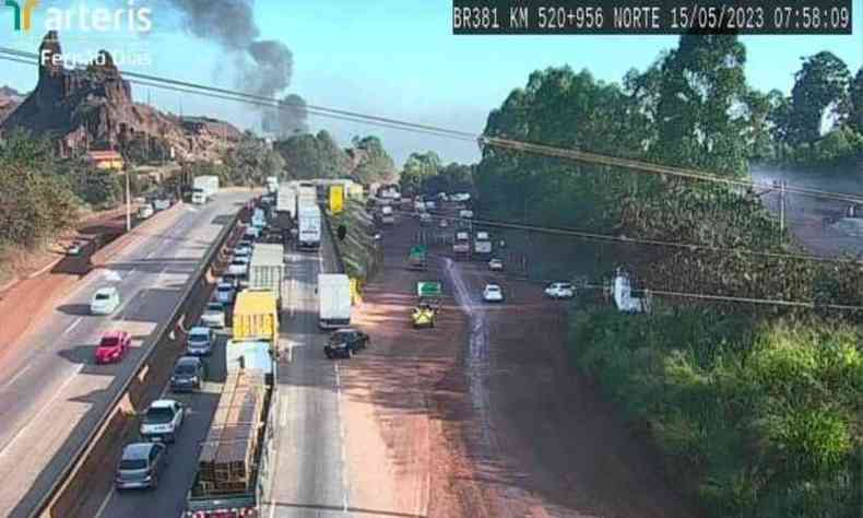 carreta incendiada e trnsito na BR-381