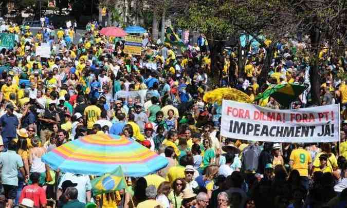 A Praa da Liberdade tem sido o principal ponto das manifestaes na capital mineira contra o governo Dilma e o PT(foto: Euler Junior/EM/D.A.Press)