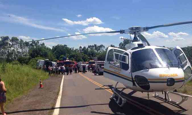 Helicptero da Brigada Militar e vrias ambulncias estiveram no local para o resgate das vtimas(foto: Brigada Militar/Divulgao)