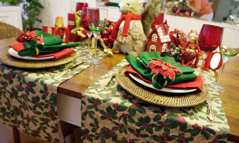 Jogo americano comprido com motivo natalino e decorao ldica do um ar alegre a essa mesa bem colorida(foto: Divulgao)