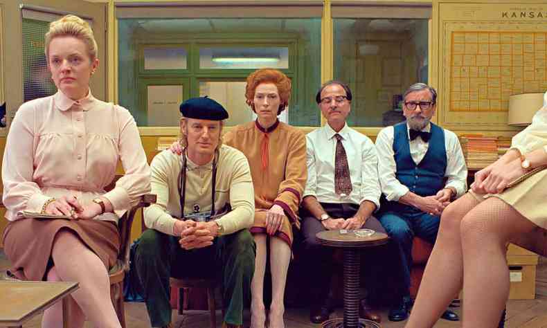Sentados lado a lado, cinco atores do filme 'A crnica francesa' olham para a cmera