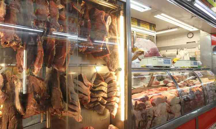 Carnes exposto dentro de uma frigorfico 
