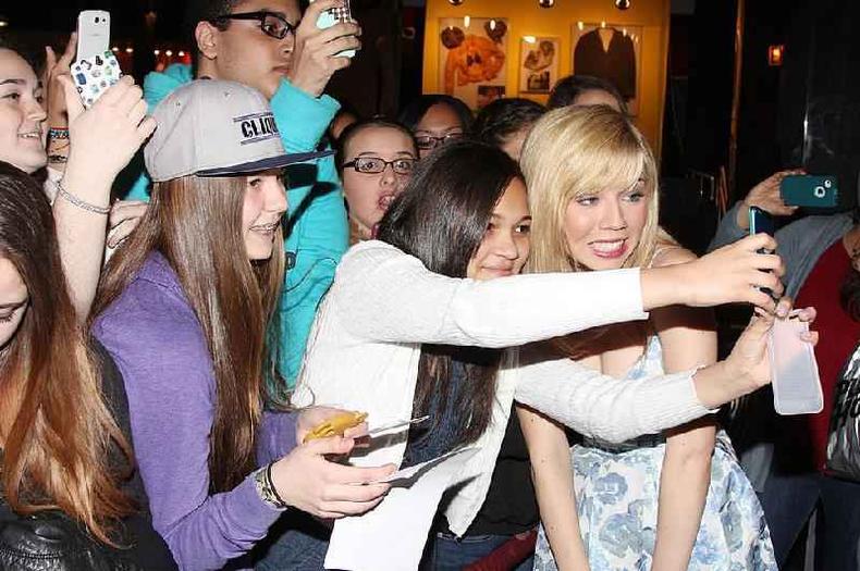 Nem tudo era glamour na vida da estrela infantil(foto: Getty Images) Fãs tiram uma foto com Jennette McCurdy em 14 de maio de 2013
