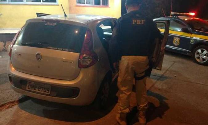 Agente da PRF ao lado do Palio, que havia sido roubado no Bairro Floresta, no Leste de Belo Horizonte, em maio último(foto: Divulgação/PRF) Agente da PRF ao lado do Palio, que havia sido roubado no Bairro Floresta, no Leste de Belo Horizonte, em maio último(foto: Divulgação/PRF)