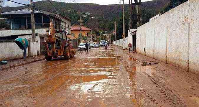 Inundao levou sujeiras para o Bairro Roas Grande em Sabar(foto: Cristina Horta/EM/D.A.Press)