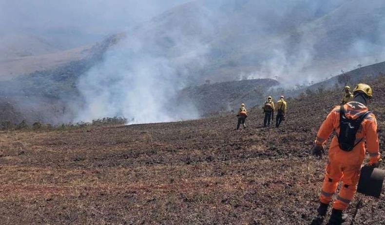 Imagem dos bombeiros em a��o na Serra do Gandarela
