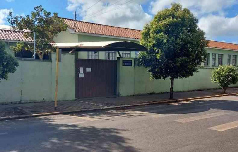 Escola Estadual Deir Borges, em Campos Altos. Para o retorno s aulas, turmas dos ensinos fundamental e mdio sero divididas em, no mximo, 10 alunos(foto: Prefeitura de Campos Altos / Divulgao)