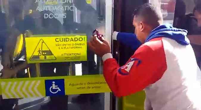 Funcionrios e passageiros foraram a porta para que ela voltasse a fechar(foto: Reproduo/Youtube)