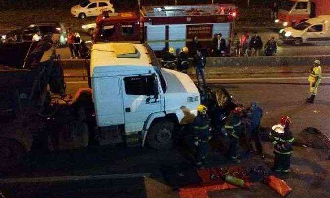 Carreta arrastou carro e provocou acidente com cerca de 20 outros veculos no Anel Rodovirio(foto: Tlio Santos/EM/D A Press)