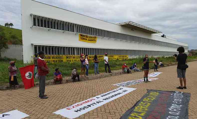Os manifestantes ocuparam a rea externa do Hospital Regional de Governador Valadares pedindo a concluso das obras(foto: Frente Brasil Popular/Divulgao)