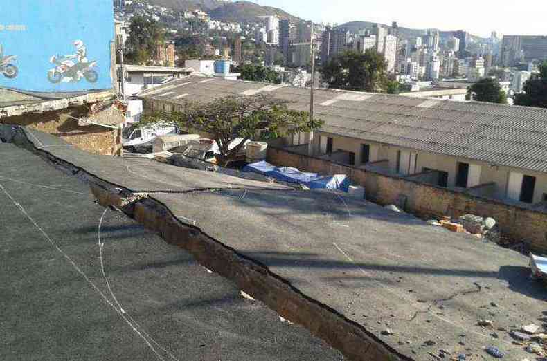 O muro desabou sobre o terreno do Hospital Evanglico(foto: Pedro Ferreira/EM/D.A.Press)