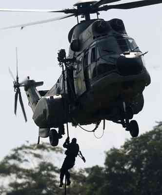 A Marinha brasileira fez nesta sexta uma demonstrao dos preparativos para a JMJ(foto: REUTERS/Sergio Moraes )