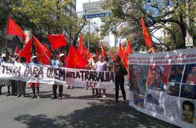 Integrantes da Liga dos Camponeses Pobres (LCP) fecharam parte da Avenida Afonso Pena, onde fica a sede do Incra, durante a manh(foto: Mrio Lcio de Paula / Jornal A Nova Democracia)