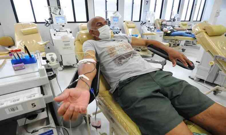 O doador Aldemar Teixeira da Silva, deitado na cadeira para retirada do sangue