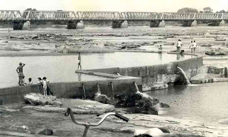 Vista da ponte sobre o Rio So Francisco em 1986, um ano depois do tombamento pelo Iepha(foto: Arquivo EM)