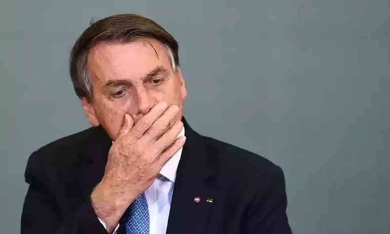 Jair Bolsonaro com a mo no rosto