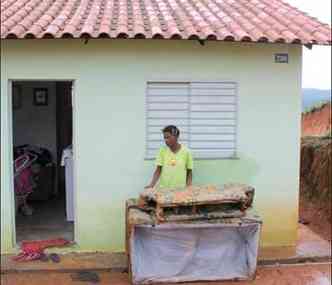 Moradora de uma das casas, Joana D`Arc perdeu mveis e roupas (foto: Felipe Couri/Tribuna de Minas - 12/12/12)