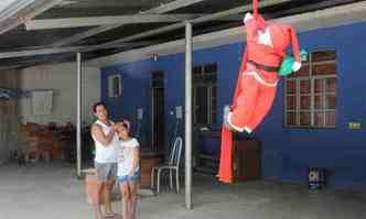 Alenir e a filha Ana Clara, que pretende levar enfeite natalino para a casa em que vai morar (foto: Tlio Santos/EM/DA Press)