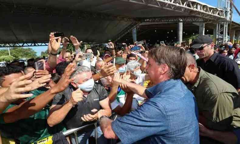 Bolsonaro com apoiadores em Aailndia(foto: Divulgao/Presidncia)