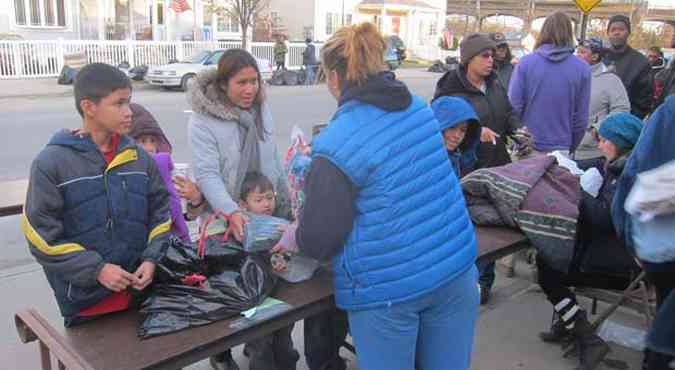 Moradores aguardam por doaes em frente  igreja de Santa Gertrudes, em Nova York(foto: AFP PHOTO / Veronique DUPONT )