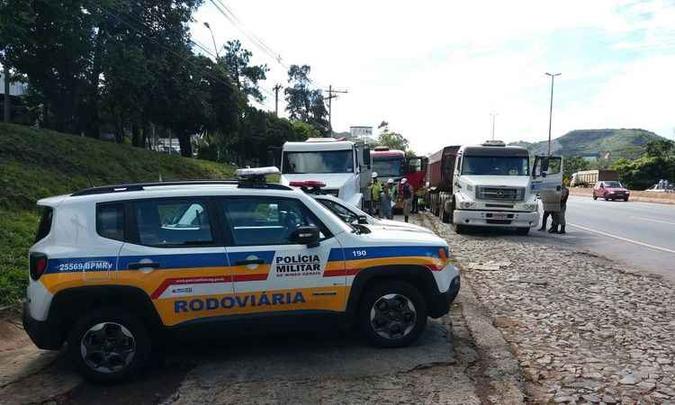 Dos 45 veículos de carga fiscalizados, 31 apresentaram irregularidades(foto: Polícia Militar Rodoviária/ Divulgação ) Dos 45 veículos de carga fiscalizados, 31 apresentaram irregularidades(foto: Polícia Militar Rodoviária/ Divulgação )