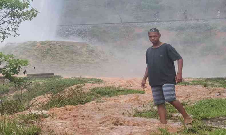 Morador do bairro Capelinha, Pablo Henrique Rocha prximo ao vazamento 