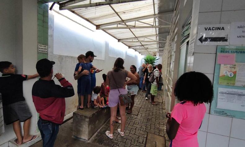 pessoas em um posto de sade indo receber a vacina