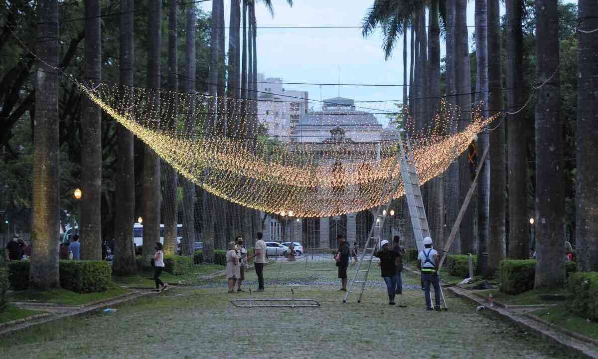 Começa instalação de luzes de Natal na Praça da Liberdade; veja fotos -  Gerais - Estado de Minas