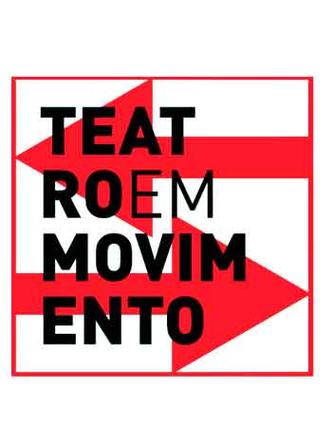 Duas setas vermelhas, uma apontando para a direita, outra para a esquerda, na logomarca do projeto Teatro em Movimento. As palavras Teatro em Movimento estão escritas em letras pretas