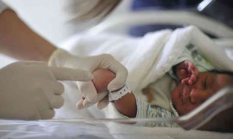 Beb recm-nascido prematuro em encubadora