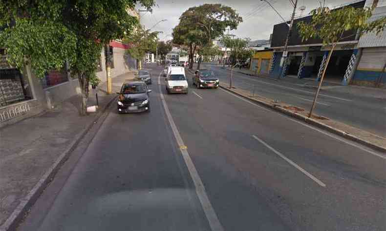 O crime ocorreu na altura do nmero 1600; os bandidos conseguiram retirar 32 metros de uma rede de telecomunicaes, avaliados em R$ 7,6 mil(foto: Reproduo/ Google Street View)