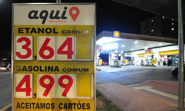 Posto Shell na avenida Tereza Cristina, debaixo do viaduto da rua Santa Quitria, sem movimento devido ao aumento do preo do combustvel com antecedncia. Aumento dos combustveis anunciado pelo Governo promove corrida aos postos de abastecimento.