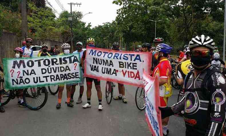 Protesto aconteceu depois de acidente envolvendo o bicampeo brasileiro de ciclismo, Ricardo Alcici Matos(foto: Edsio Ferreira/EM/D.A Press)