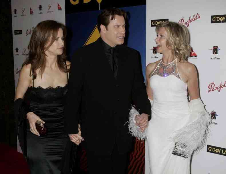 De vestido preto de renda, atriz Kelly Preston com o marido, John Travolta, tambm de negro, e a cantora Oliva Newton-John, com vestido branco 