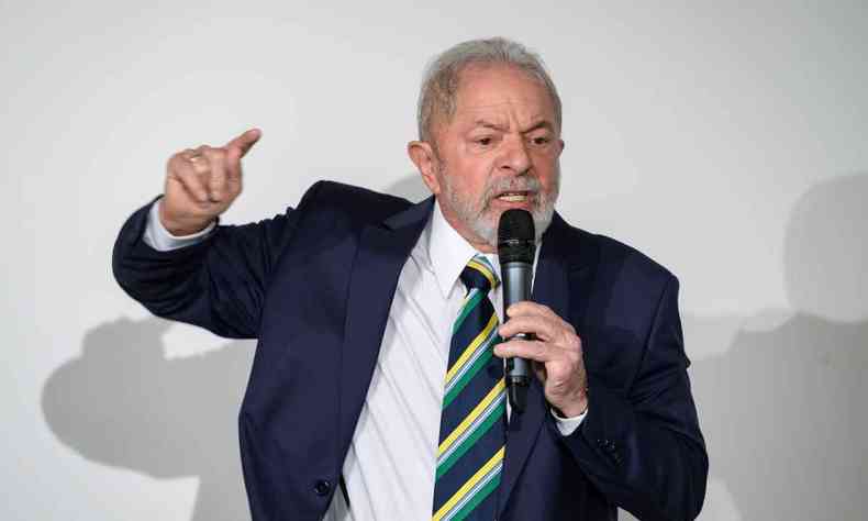 'Quem no gosta do pas vende a alma ao diabo, e  isso que eles esto fazendo agora', disse Lula(foto: AFP / Fabrice COFFRINI)