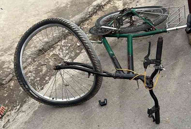 Bicicleta acidentada retorcida depois de bater em uma moto