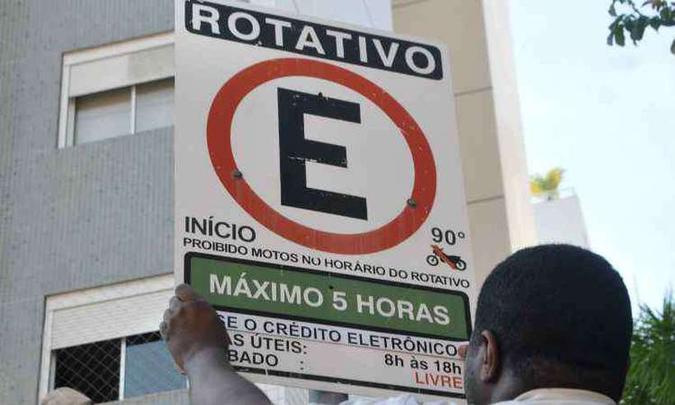 Nas ruas, agentes da prefeitura já adicionam nas placas de estacionamento as instruções para utilização de créditos eletrônicos(foto: Jair Amaral/EM/D.A. Press) Nas ruas, agentes da prefeitura já adicionam nas placas de estacionamento as instruções para utilização de créditos eletrônicos(foto: Jair Amaral/EM/D.A. Press)