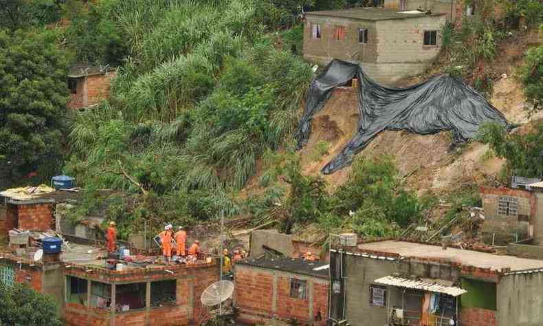 Deslizamento de terra destruiu uma casa em Ibirit, na Grande BH, onde cinco pessoas morreram (foto: Alexandre Guzanshe/EM/D.A Press)