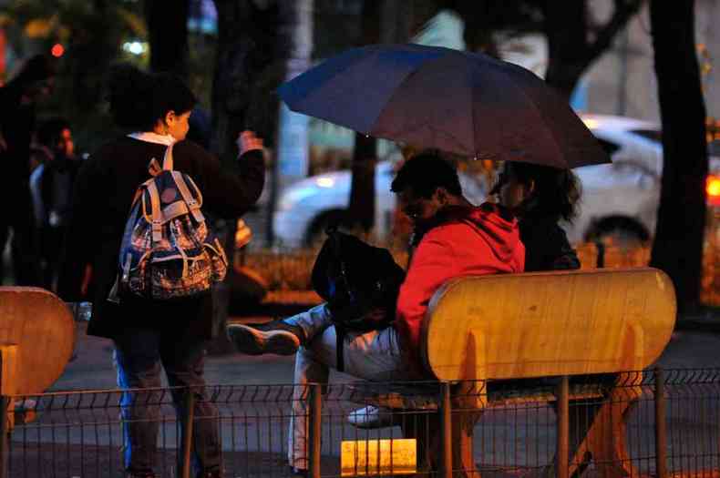 Termmetros j caram ontem, quando a capital registrou a segunda menor temperatura do ano, obrigando pessoas a se agasalhar nas ruas(foto: Tlio Santos/EM/D.A Press)