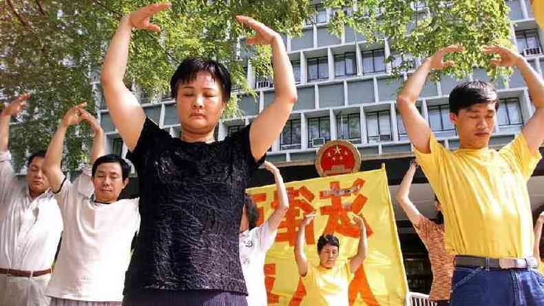 Falun Gong, que prega exerccios de meditao e tem razes em ensinamentos do budismo sobre compaixo e tolerncia,  proibida na China desde 1999, vista como um 'culto diablico'