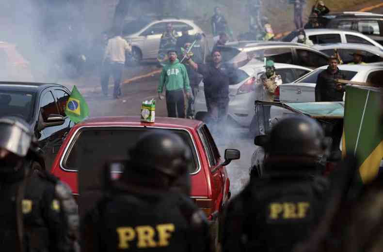 Agentes da PRF atiram contra manifestantes que bloqueiam a rodovia
