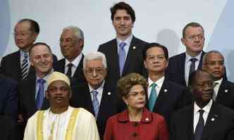 Dilma ao lado de outros lderes mundiais na COP21(foto: MARTIN BUREAU / POOL / AFP)