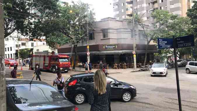 Princpio de incndio atingiu a coifa do restauranteRenata Teixeira