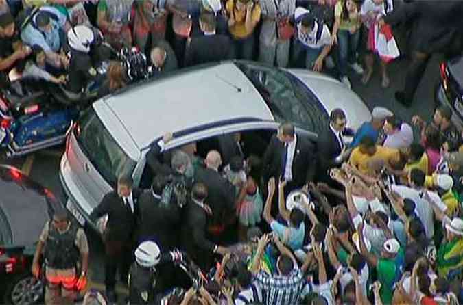 Carro que transportava o Papa ficou preso no trnsito e chegou a ser cercado por fiis(foto: REUTERS/Pool )