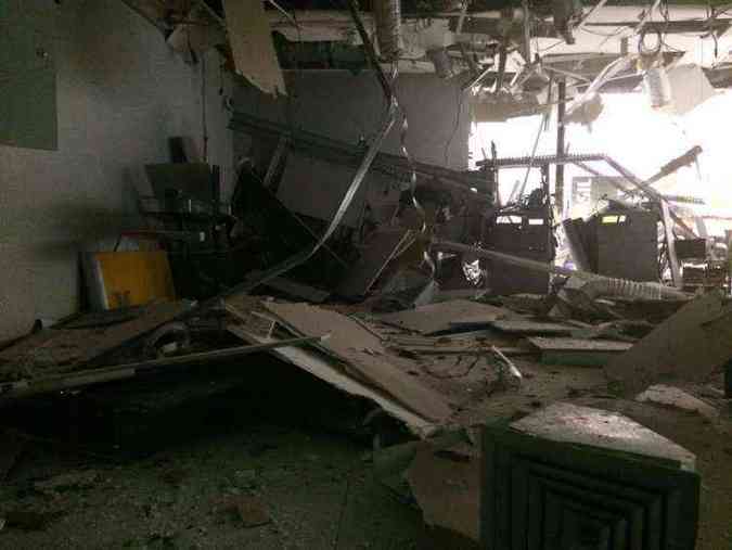 O teto da agncia caiu e mveis foram destrudos(foto: Polcia Militar/Divulgao)