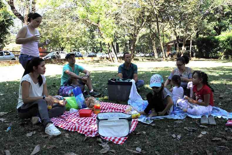 Famlia do contador Roginerio Simoncello faz piquenique nos jardins do zoolgico de Belo Horizonte