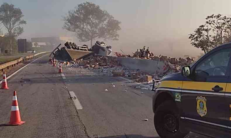 Parte da carga da carreta se espalhou pela pista, na Rodovia Ferno Dias