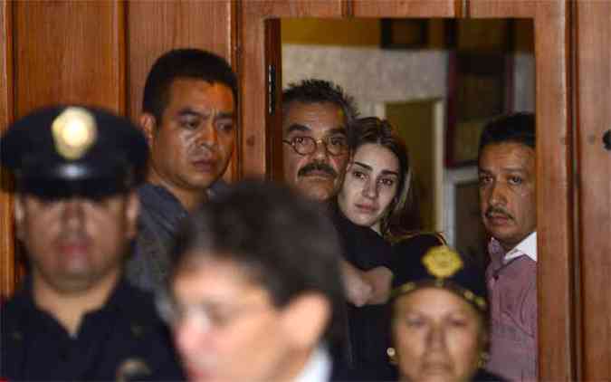 Gonzalo Garca (C), durante o anncio  imprensa da cremao do corpo de Garca Mrquez, em cerimnia privada, no Mxico (foto: Alfredo Estrella/AFP)